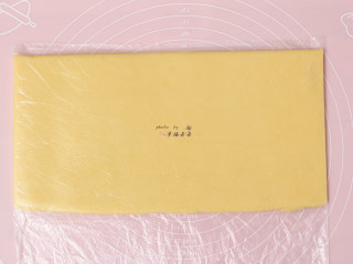 6、奶酪饼干,将面团装入保鲜袋,用擀面杖擀成约5mm厚的片状