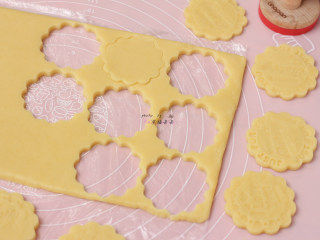 7、奶酪饼干,用饼干切模切出圆形,然后用饼干压模轻压一下,压出喜欢的花纹(当然喜欢什么形状就切成什么形状都可以,压不压花都行)