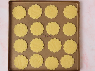 8、奶酪饼干,依次摆放在不粘烤盘内,注意摆放间距