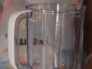 3、滋养补气、高钙润肺的花生牛奶露-带带,将剥好皮的花生放入搅拌机，放入牛奶，一同打成浆