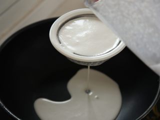 5、滋养补气、高钙润肺的花生牛奶露-带带,将花生奶过筛