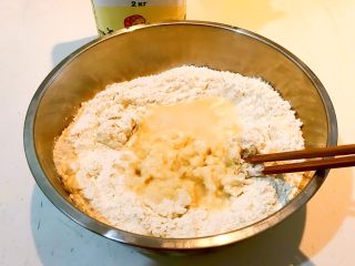 2、香酥盘丝饼,加入180克开水烫面