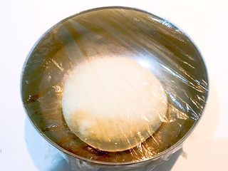 3、香酥盘丝饼,把面揉成光滑的面团盖上保鲜膜静止15分钟