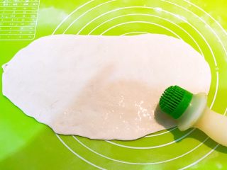 6、香酥盘丝饼,取一个面团,擀成长方形,均匀的刷一层大豆色拉油