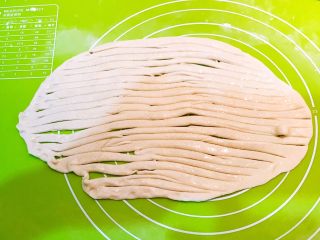 7、香酥盘丝饼,把刷好油的面皮切成丝,两头不要切断