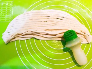 8、香酥盘丝饼,然后卷起来,边卷边刷油