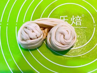 9、香酥盘丝饼,把面卷从两头向中间卷起来