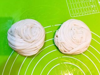 12、香酥盘丝饼,取一个饼坯,用手压扁