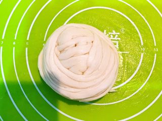 10、香酥盘丝饼,把两点面团摞起来,饼坯做好了