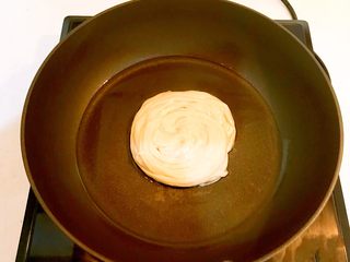 13、香酥盘丝饼,锅里加入大豆色拉油,油温5分热的时候放入饼坯,小火烙制