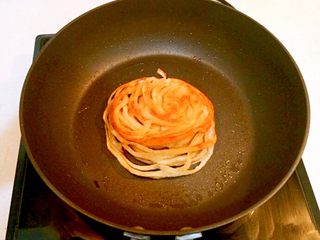 14、香酥盘丝饼,一面金黄色就翻面,两面金黄就熟了