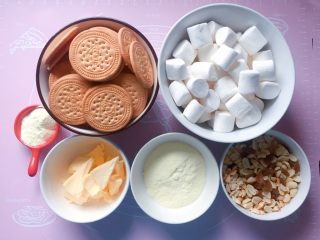 1、网红甜品+雪花酥,准备好所需食材。