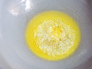 2、网红甜品+雪花酥,取一不粘锅，放入黄油，小火化开。