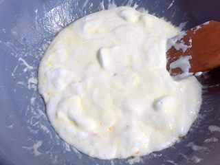 4、网红甜品+雪花酥,继续小火加热，用木铲不停的搅拌。