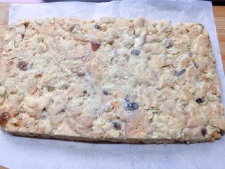 13、网红甜品+雪花酥,待冷却后，从烤盘移出放在案板上。