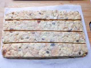 14、网红甜品+雪花酥,用锯齿刀切成条状。