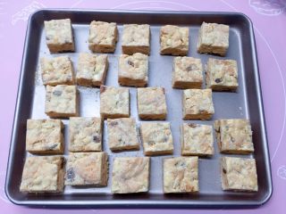 15、网红甜品+雪花酥,再切成小块。（大小、形状随自己喜好来切）