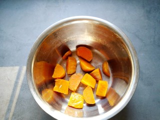 1、宝宝最爱的小蜜蜂豆包,红薯去皮切块蒸熟