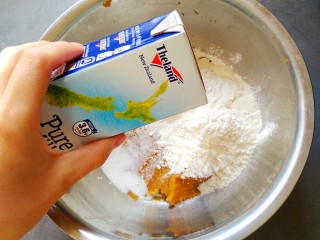 3、宝宝最爱的小蜜蜂豆包,用牛奶调节干湿度，也可以用清水。