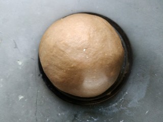 6、宝宝最爱的小蜜蜂豆包,揉成一个光滑的面团醒发 。