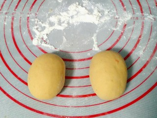 9、宝宝最爱的小蜜蜂豆包,包紧，收口朝下，轻轻捏成椭圆形。