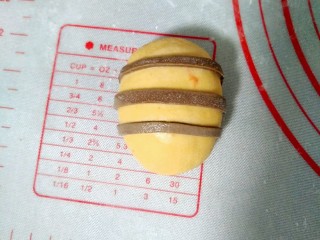 11、宝宝最爱的小蜜蜂豆包,切成细条粘在刷了水的豆包上。