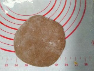 10、宝宝最爱的小蜜蜂豆包,巧克力面团压成面片。