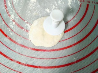 14、宝宝最爱的小蜜蜂豆包,用模具没有模具就用手压出两片小翅膀。