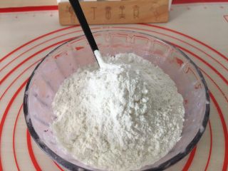 6、紫薯小馒头,倒入面粉。