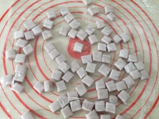 10、紫薯小馒头,盖上保鲜膜再次醒发20分钟。