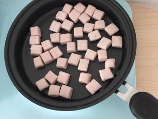 11、紫薯小馒头,放入不粘锅。