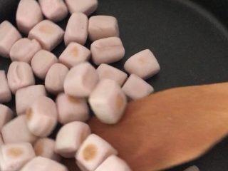 12、紫薯小馒头,不停翻动。