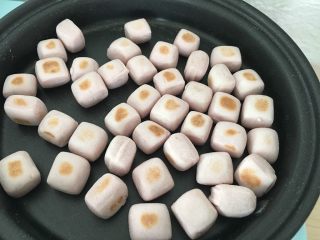 13、紫薯小馒头,两边上色即可。