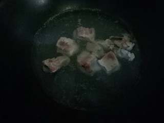 1、長生菇排骨滋补汤,起锅白水烧开加入排骨抄一下，把白沫去掉，再用凉水在洗一下