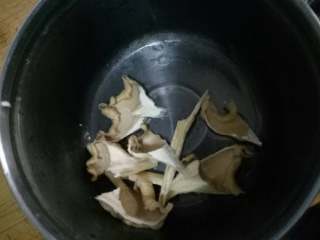 2、長生菇排骨滋补汤,長生菇洗一下（只是洗下長生菇上的灰尘，不需要长时间浸泡哦）