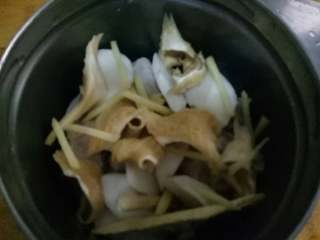 3、長生菇排骨滋补汤,生姜洗净去皮切成丝也放不锈钢碗里，加入少许盐