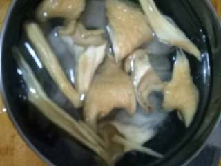 4、長生菇排骨滋补汤,碗里放入水莫过排骨