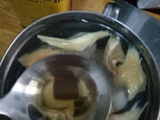 5、長生菇排骨滋补汤,加入少许料酒