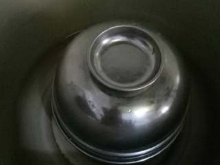 6、長生菇排骨滋补汤,盖上不锈钢碗盖，高压锅里底部放些水，盖上高压锅盖，大火压10分钟左右，听到压伐转动出蒸汽的声音5分钟后改小火压5分钟关火。 