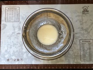 3、圣诞咖啡奶油蛋糕,3、用蛋抽搅拌均匀至乳化状态。