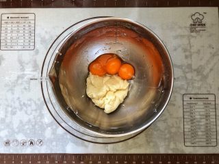 6、圣诞咖啡奶油蛋糕,6、倒入蛋黄。