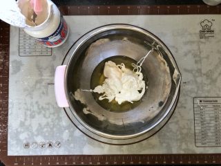 8、圣诞咖啡奶油蛋糕,8、蛋白中一次性加入全部的fluff 棉花糖。