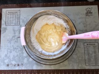 12、圣诞咖啡奶油蛋糕,12、将混合好的蛋糕糊倒入到剩下的一半棉花糖蛋白霜中。