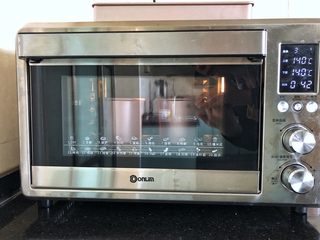 15、圣诞咖啡奶油蛋糕,15、烤箱提前150度预热10分钟,放入蛋糕模于最下层,温度转140度上下火烘烤45分钟后立即取出倒扣,待放凉后徒手脱模。