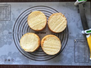 16、圣诞咖啡奶油蛋糕,16、将蛋糕分成四片备用。