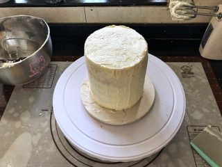 19、圣诞咖啡奶油蛋糕,19、用Fluff淡奶油抹好整个蛋糕体和夹心部分。