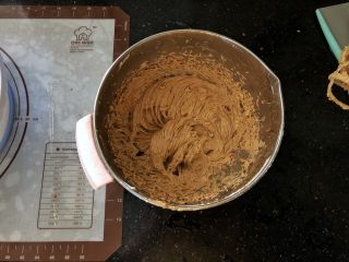 20、圣诞咖啡奶油蛋糕,20、接下来制作咖啡奶油霜,100克黄油加入30克糖粉和10克咖啡粉用打蛋器打至顺滑后倒入100克淡奶油继续打至完全融合有清晰的纹路即可。