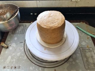 21、圣诞咖啡奶油蛋糕,21、将咖啡奶油霜对蛋糕体再进行一次抹面。