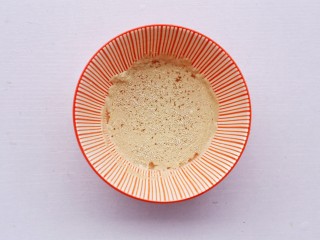 2、韭菜猪肉鸡蛋包子,酵母温水泡开。