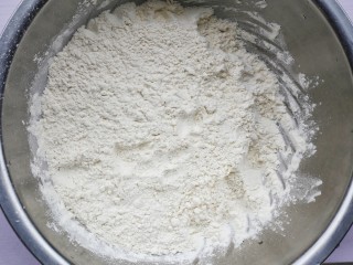 3、韭菜猪肉鸡蛋包子,面粉放入大盆中。